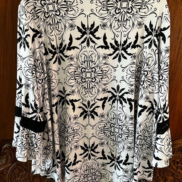 Soft shimmery tulip-sleeve blouse - Picture 2 of 3